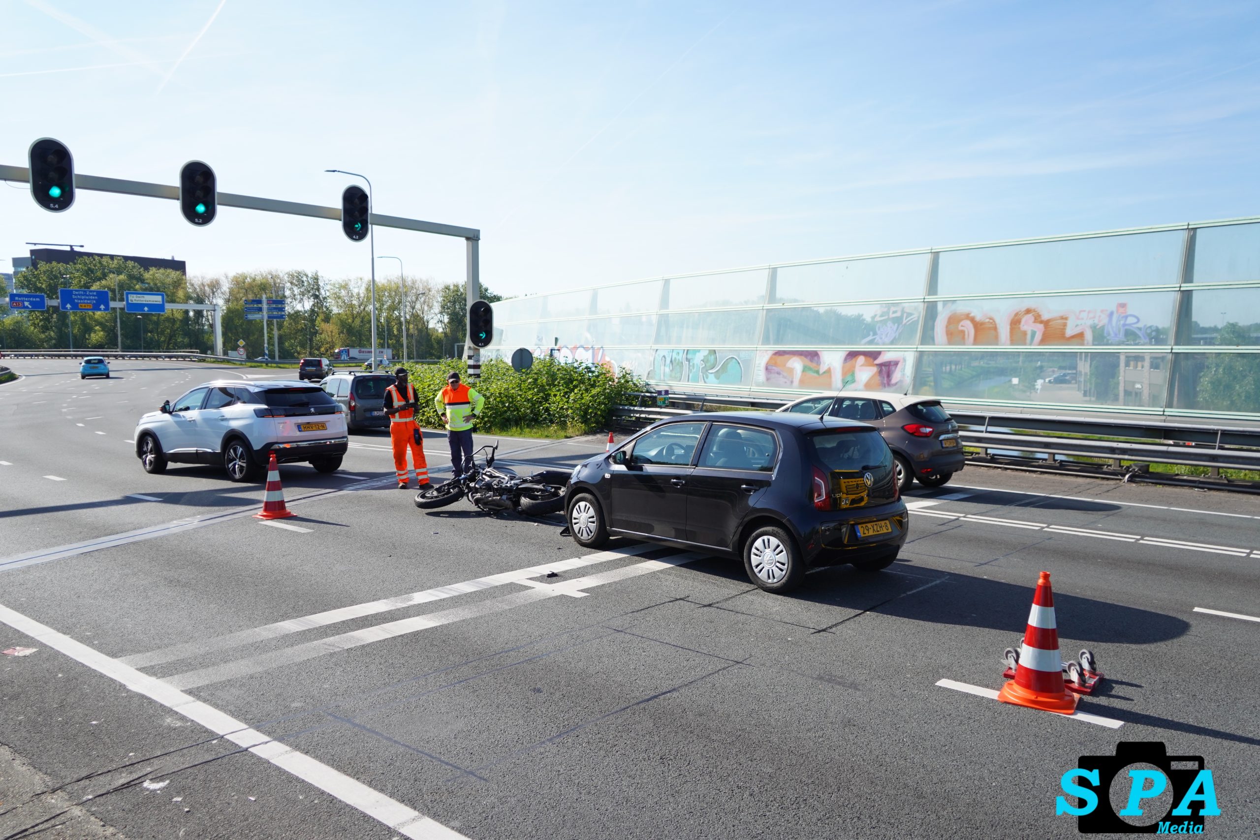 Botsing tussen automobilist en lesmotor op N470 Delfgauw